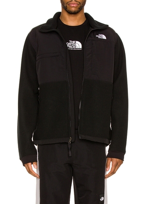 The North Face Denali 2 Jacket in Black. Size L. Also in XS.