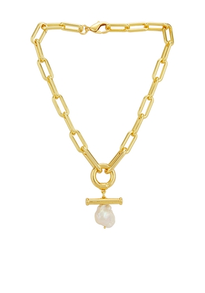 Timeless Pearly Pearl Pendant Chain Necklace in Metallic Gold.