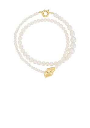 Timeless Pearly Shelly Necklace in White.
