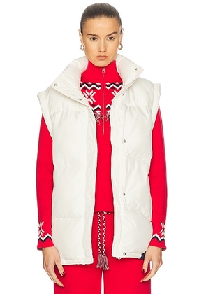 THE UPSIDE Après Ski Pinnacle Oslo Puffer Gilet in Powder - White. Size S (also in ).
