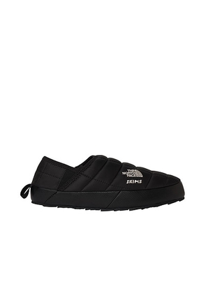 The North Face x SKIMS Thermoball Traction V Mule in SK Onyx - Charcoal,Black. Size 6 (also in 7).