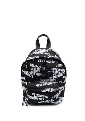 VETEMENTS logo-print backpack - Black