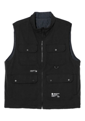 izzue logo-patched gilets - Black
