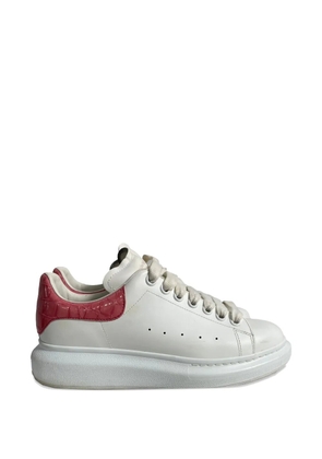 Alexander McQueen Pre-Owned crocodile-print-embossed sneakers - White