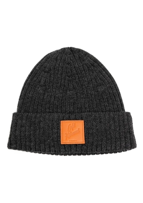 CAFÉ KITSUNÉ logo-patch ribbed knit beanie - Grey