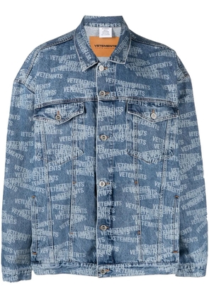 VETEMENTS logo-print denim jacket - Blue