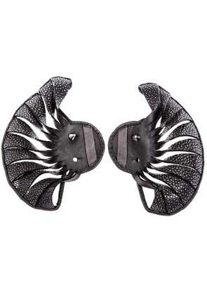 Thomasine shell cuff - Black