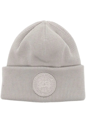 Canada Goose logo-patch ribbed-knit beanie - Grey