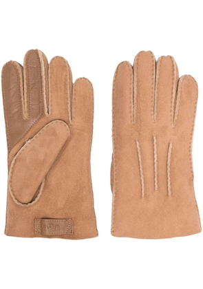 UGG logo-patch sheepskin gloves - Brown