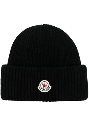 Moncler logo-patch ribbed beanie - Black