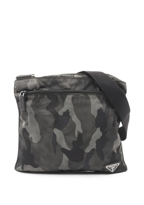 Prada Pre-Owned 2000s camouflage logo-plate shoulder bag - Grey