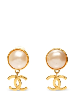 CHANEL Pre-Owned 1993 pearl drop clip-on earrings - Gold