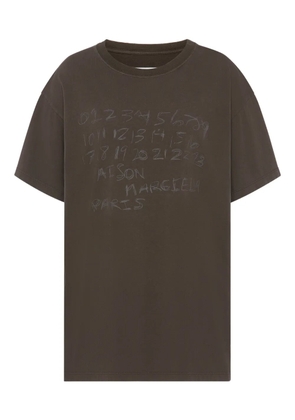 Maison Margiela numbers-motif T-shirt - Brown