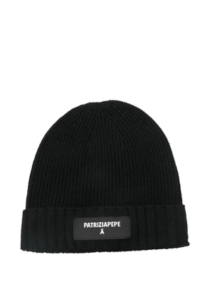 Patrizia Pepe logo-appliqué ribbed-knit beanie - Black