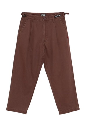 izzue logo-patch trousers - Brown