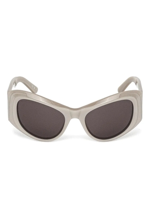 Balenciaga Eyewear Bossy oversized cat-eye sunglasses - Grey