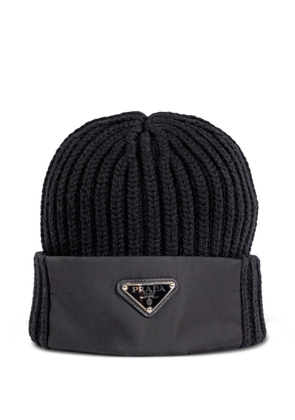 Prada ribbed-knit logo-plaque beanie hat - Black