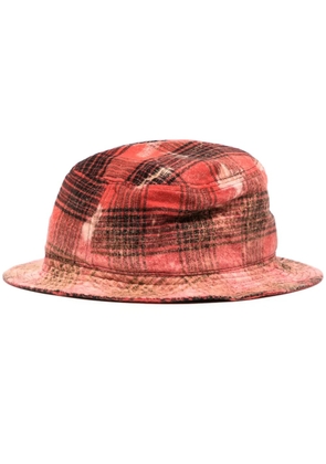 We11done logo-patch checkered bucket hat