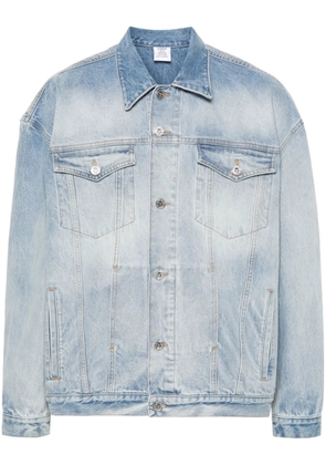 VETEMENTS embossed-logo denim jacket - Blue