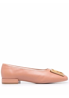 Ferragamo embossed-logo plaque ballerina shoes - Pink