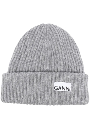 GANNI logo-patch rib-knit beanie - Grey