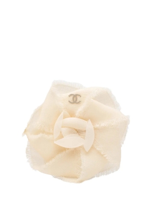 CHANEL Pre-Owned 1970-1980 CC Linen Camellia Brooch costume brooch - White