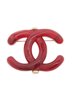 CHANEL Pre-Owned 2021 CC Mark resin brooch - Red