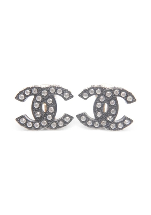 CHANEL Pre-Owned 2002 logo clip-on earrings - Black
