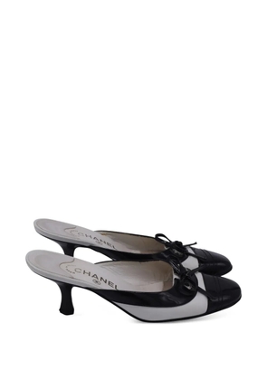 CHANEL Pre-Owned bow cap-toe heeled mules - Black