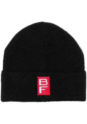 BY FAR logo patch beanie - Black