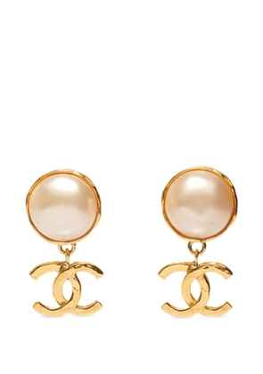 CHANEL Pre-Owned 1993 pearl drop clip-on earrings - Gold