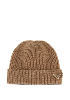 Prada ribbed logo-plaque beanie hat - Brown