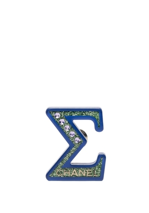 CHANEL Pre-Owned 2018 Resin Glitter Crystal Sigma Brooch costume brooch - Blue