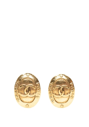 CHANEL Pre-Owned 1980-1990 CC Gold Plated Logo Oval Clip On Earrings costume earrings
