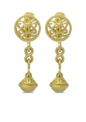 CHANEL Pre-Owned 1996 CC dangle clip-on earrings - Gold