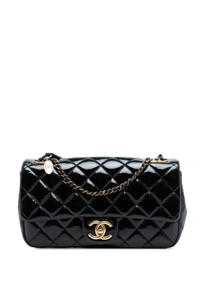 CHANEL Pre-Owned 2015-2016 Paris Salzburg Medium Patent Goatskin CC Eyelet Flap crossbody bag - Black