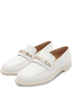 CHANEL Pre-Owned logo-chain leather loafers - White