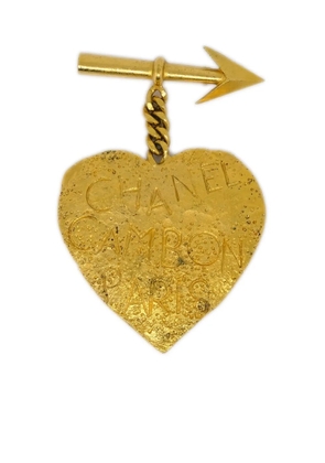 CHANEL Pre-Owned 1993 logo-engraved heart brooch - Gold