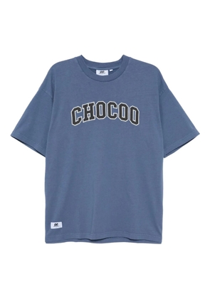 CHOCOOLATE logo-embroidered T-shirt - Blue