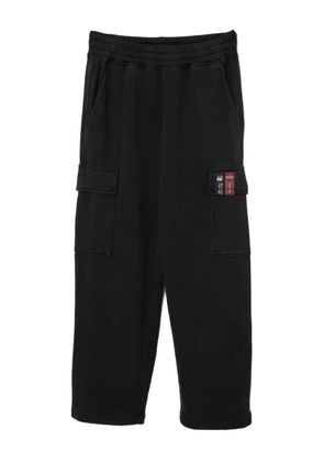 izzue logo-patch trousers - Black