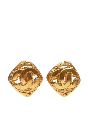CHANEL Pre-Owned 1996 CC logo clip-on earrings - Gold