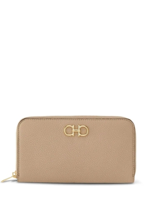 Ferragamo Gancini-plaque leather wallet - Neutrals