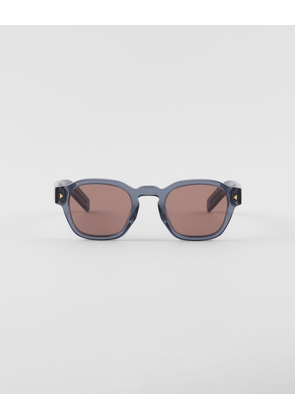 Sunglasses with iconic metal plaque
