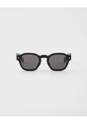 Sunglasses with the iconic metal plaque