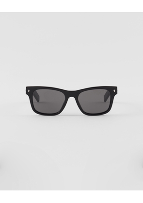 Sunglasses with iconic metal plaque