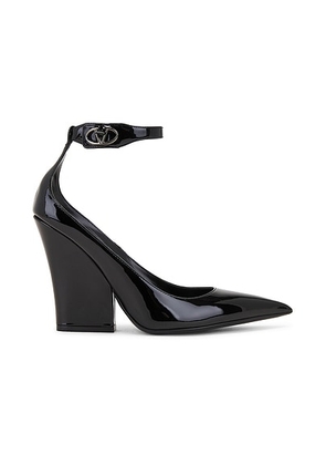 Valentino Garavani V Logo 105 Lockette Ankle Strap Pump in Nero - Black. Size 36 (also in 36.5, 37.5).