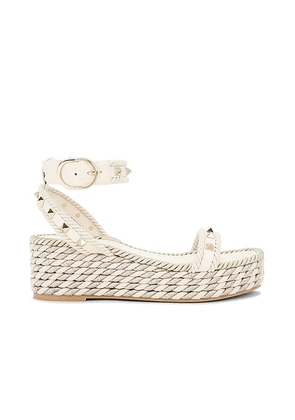 Valentino Garavani Rockstud Flatform Espadrillas in Light Ivory - Ivory. Size 39 (also in ).