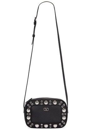 Valentino Garavani Stud Cross Body Bag in Nero - Black. Size all.