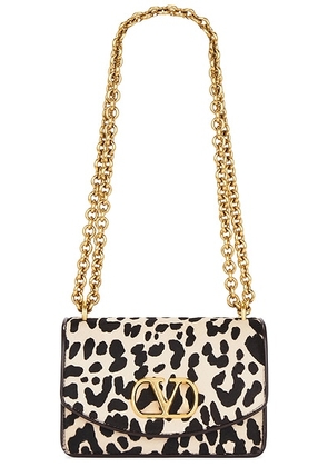 Valentino Garavani Vain Small Shoulder Bag in Naturale  Testa Di Moro  & Oak Brown - Cream. Size all.