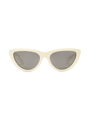 Burberry Cat Eye Sunglasses in Yellow - Cream. Size all.